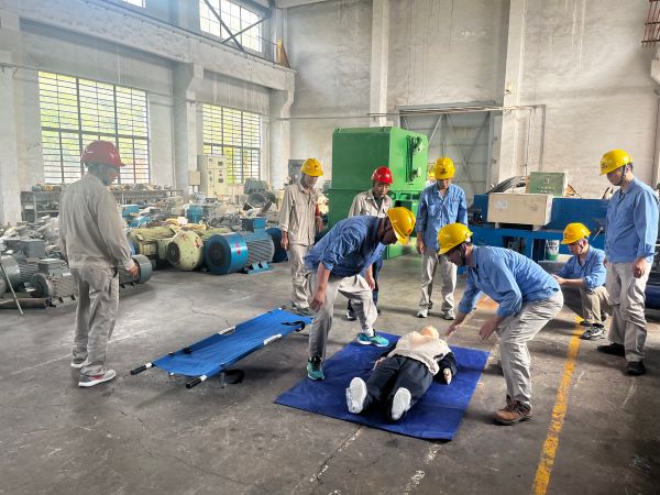 近日，為了提升員工的安全應(yīng)急處置能力和實踐技能，計控電儀部組織檢修一班進行觸電應(yīng)急演練.jpg