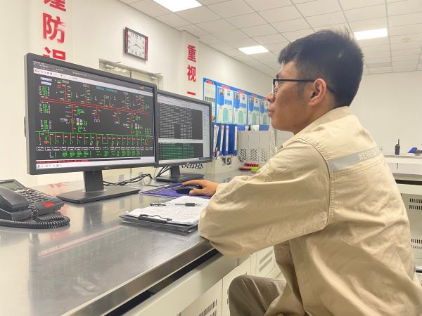 電儀分部員工第五江明在調整系統(tǒng)電壓.jpg
