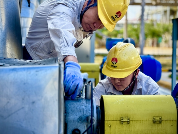 2024年9月，乙二醇車間職工在認(rèn)真檢查機(jī)泵運(yùn)行情況.jpg