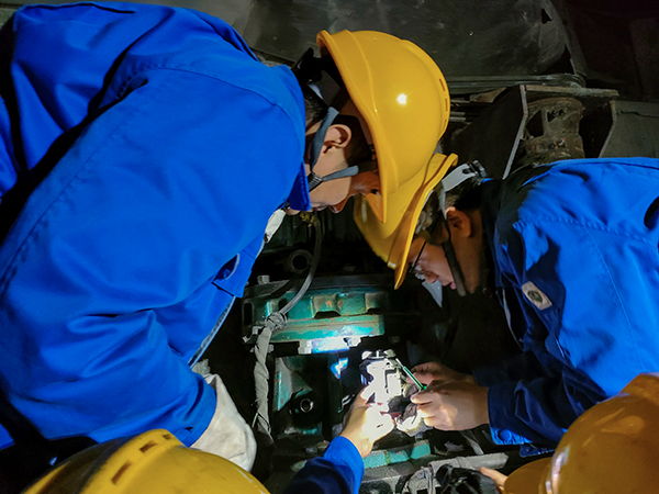 10月30日晚22時，工藝配合電氣人員拆卸故障電機。.jpg