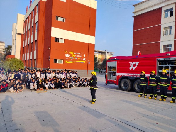 11月6日，彬州公司消防隊進學校宣傳消防知識2.jpg
