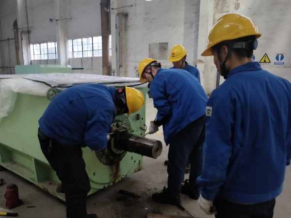 14日，計(jì)控電儀部檢修二班正在對(duì)循環(huán)水泵電機(jī)進(jìn)行維修.jpg