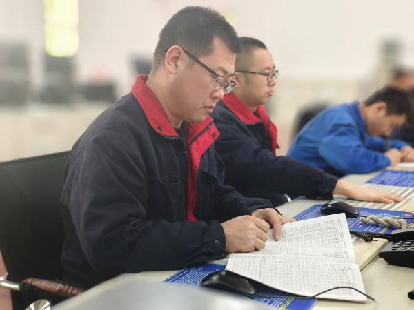 12月2日，尿素車間化工三班中控人員認(rèn)真監(jiān)盤1.jpg