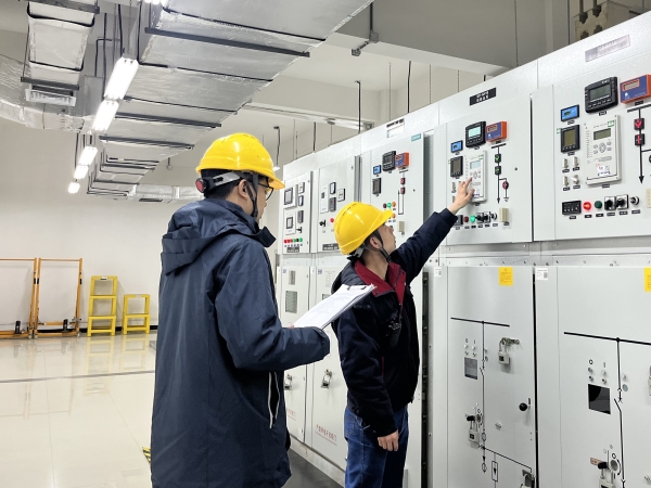 12月，計控電儀部運行人員正在巡檢.jpg