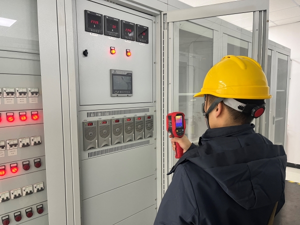 12月，計控電儀部運行人員正在用測溫儀排查隱患.jpg