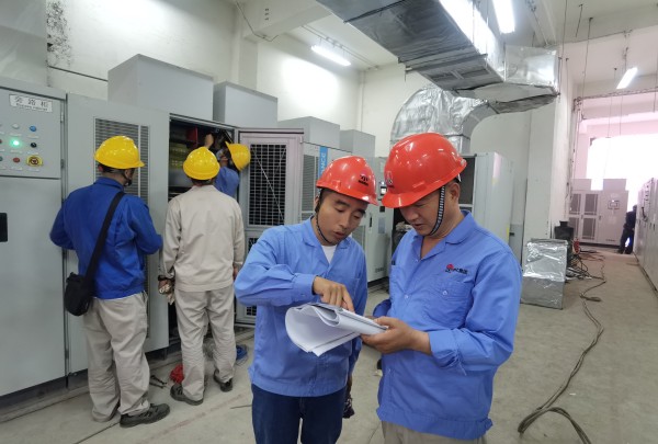變頻技改現(xiàn)場(chǎng)，大家正在積極討論.jpg