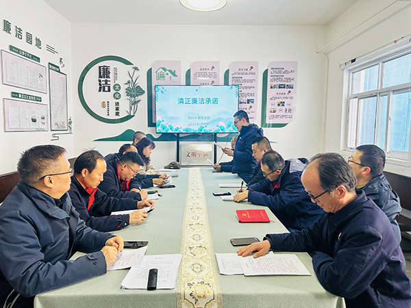 1月9日下午，物料車間黨支部組織黨員領(lǐng)導(dǎo)干部及重點(diǎn)崗位人員開(kāi)展了新年“第一課”活動(dòng)。--圖為重點(diǎn)崗位人員趙宇進(jìn)行清正廉潔承諾.jpg