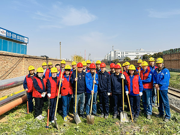 3月20日下午，物料車間黨支部開展“清除雜草保安全 志愿服務(wù)顯擔(dān)當(dāng)”主題活動，黨員及青年志愿者集體合影    600.jpg