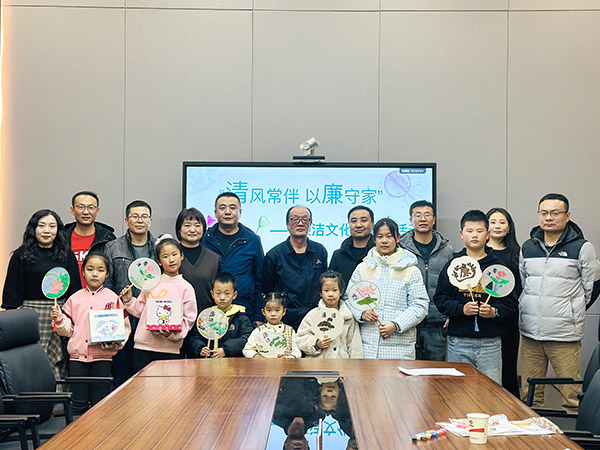 11月30日晚，物料車間黨支部開展以“清風(fēng)常伴 以廉守家”為主題的廉潔文化進(jìn)家庭活動，.jpg