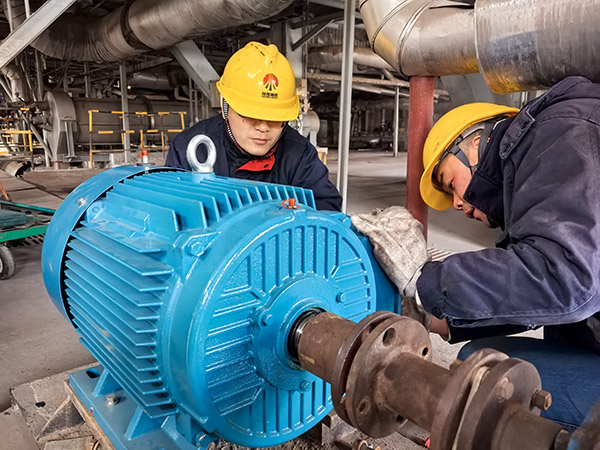 1月20日，檢修三班正在對鍋爐疏水泵電機進(jìn)行更換1.jpg