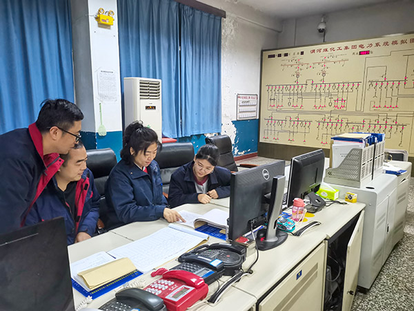 1月22日，張瑩和同事對操作票進行講解.jpg