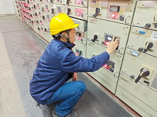 2月5日，運(yùn)行人員正在配電室巡檢.jpg