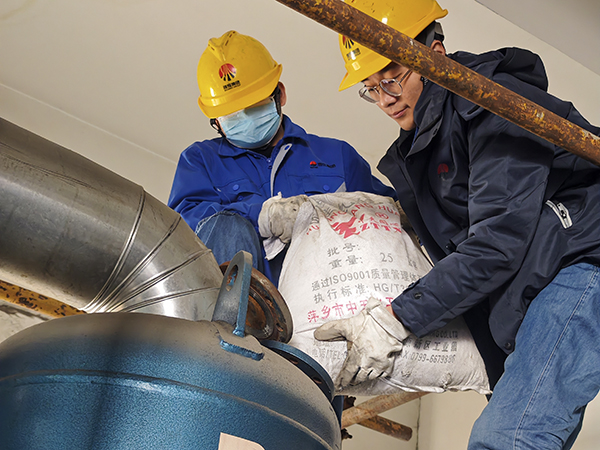 2.19日動(dòng)力車間三期干燥機(jī)廠房?jī)?nèi)，劉凱、張樂(lè)正在更換吸附劑.jpg