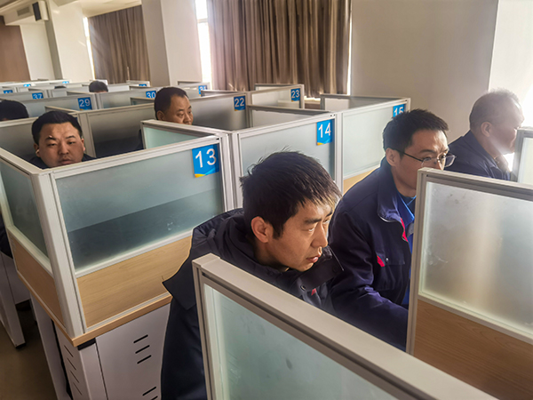 2月25日，合成車間員工進(jìn)行“懂會能”考試 (2).jpg
