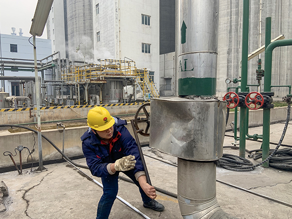 3月12時(shí)，合成車間員工關(guān)小閥門，避免浪費(fèi).jpg