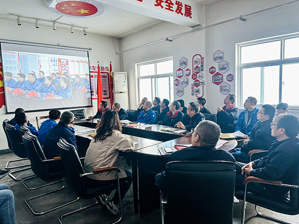 3月13日下午，物料車間黨支部開展“惠學(xué)礪心 筑夢前行”主題黨日活動，圖為集中觀看了陜煤集團(tuán)第一期惠學(xué)礪心大課堂錄播視頻.jpg