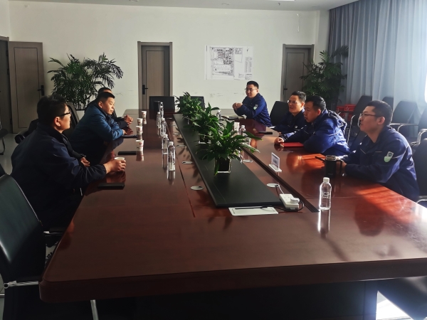 白安林與胡抗戰(zhàn)，杜寶順認(rèn)真交流_20250318092349.jpg