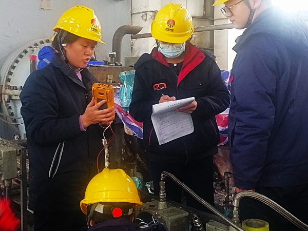 3月18日，計控電儀部空分尿素工段儀表工在二期空氣壓縮機廠房內進行以“師帶徒”培訓模式的檢維修作業(yè)-2.jpg