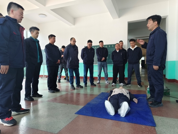 3月21日，應(yīng)急隊員寧修生在尿素車間講解心肺復(fù)蘇.jpg