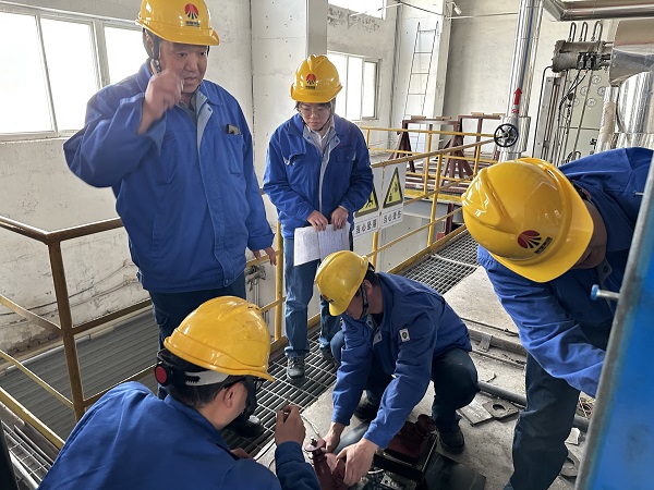 王宏大師正在檢查設(shè)備接線(xiàn)情況.jpg
