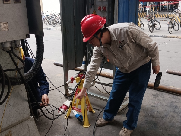 4月9日，計控電儀部安全員黃建榮在進行安全用電現(xiàn)場檢查，為作業(yè)人員指出問題并認真講解正確操作及規(guī)定。.jpg