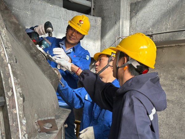 4月9日王明偉、康金生、青工曾炳睿在2#鍋爐磨煤機更換北側(cè)磨輥溫度.jpg