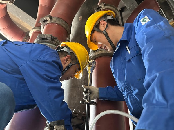 4月9日王明偉、康金生在2#鍋爐磨煤機更換磨輥溫度.jpg