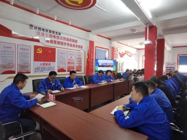 2025年3月，在支部學(xué)習(xí)會(huì)之余，計(jì)控電儀部黨支部書記王文波帶領(lǐng)黨員領(lǐng)導(dǎo)干部認(rèn)真梳理一二期檢修項(xiàng)目計(jì)劃.jpg