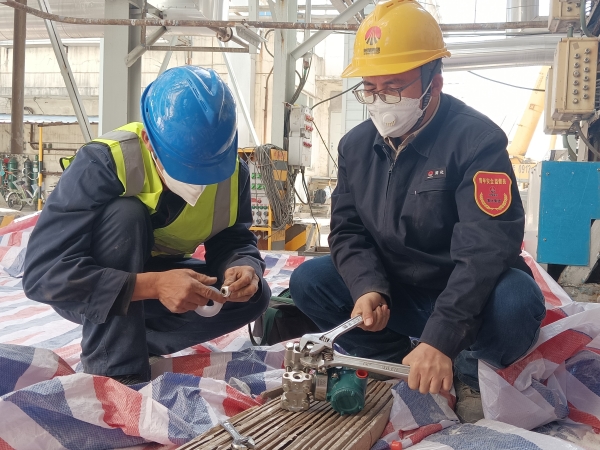 4月13日，計(jì)控電儀部員工方立民在一期空分現(xiàn)場(chǎng)進(jìn)行空分儀表的更換工作.jpg