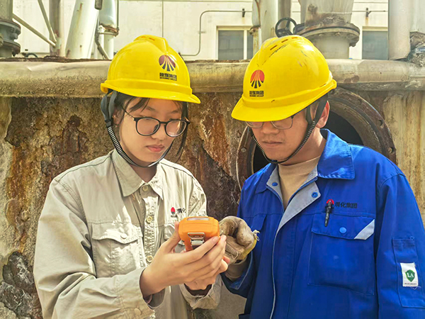 4月16日，污水崗位內(nèi)操李強強現(xiàn)場教學如何使用四合一儀器.jpg
