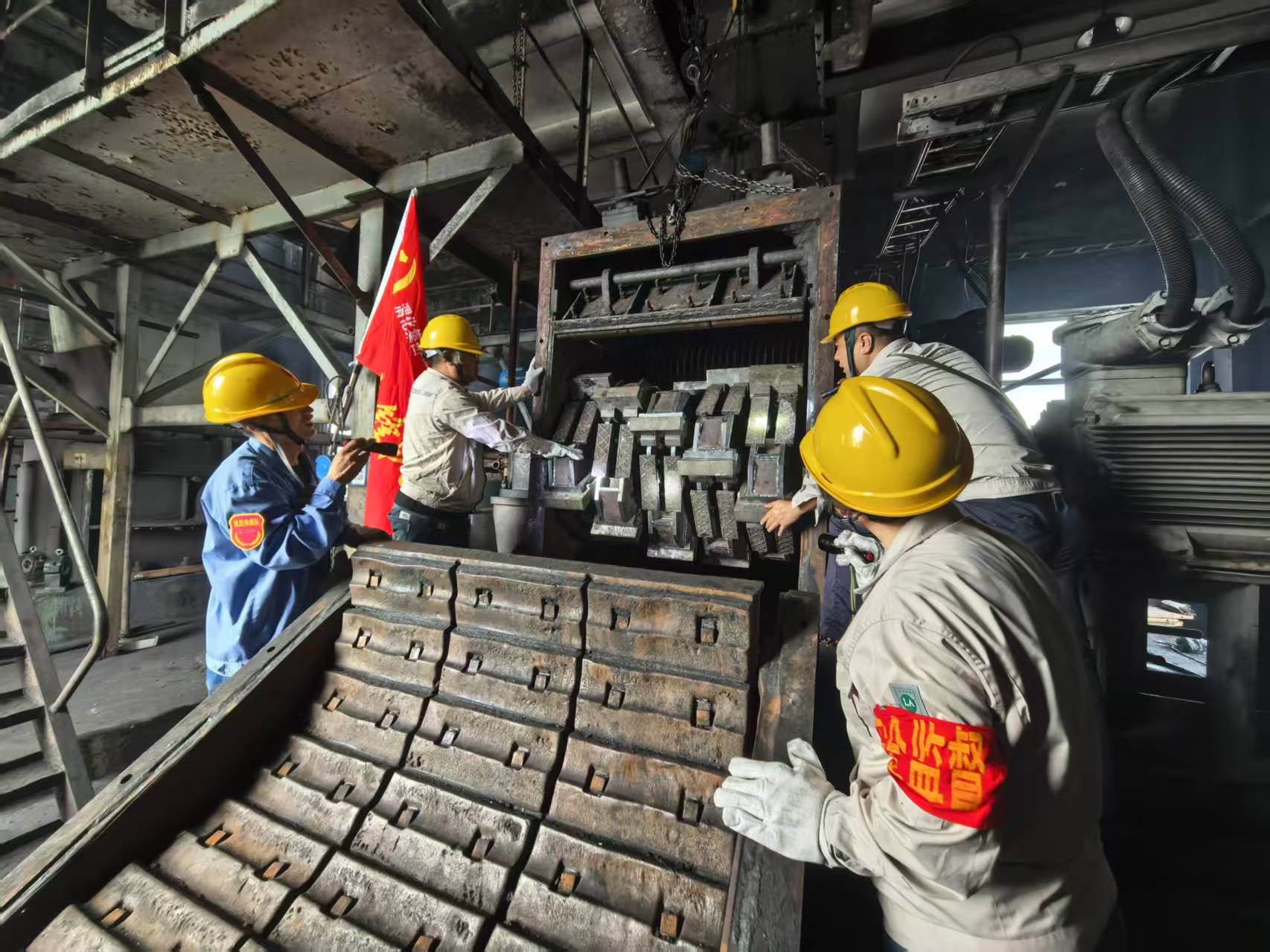 大檢修現(xiàn)場-技術(shù)員贠文軍與林佳峰、安全員李青、黨員黨曉波查看細碎機篩軸安裝情況.jpg