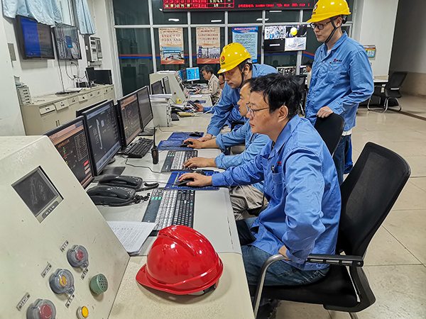 4月21日，3號(hào)鍋爐點(diǎn)爐，車(chē)間各工藝人員正在精心操作，嚴(yán)密監(jiān)控.jpg