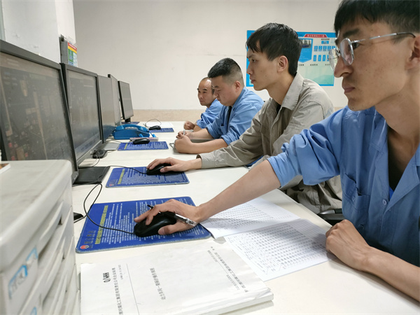 空塔阻力實(shí)驗(yàn)期間，工藝人員在DCS上面操作。.jpg
