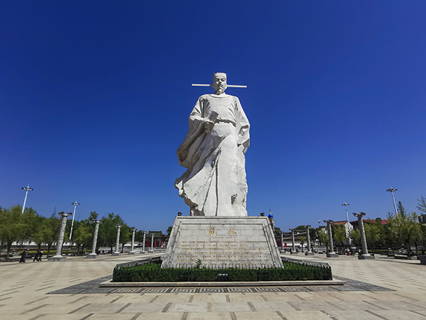 蘇軾雕像，5月2日拍于鳳翔東湖.jpg