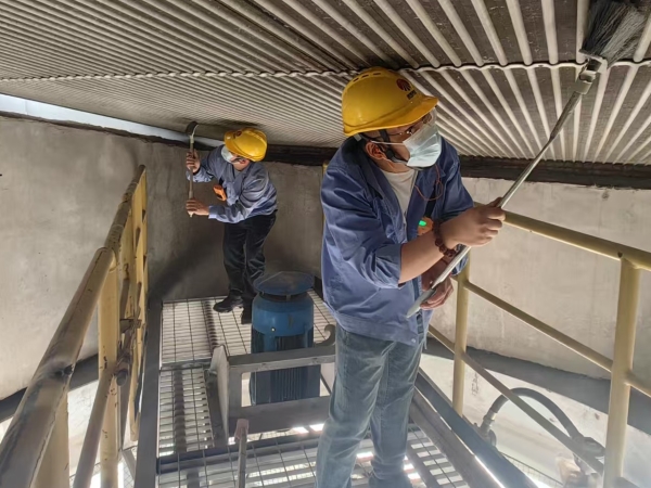 2025年5月19日，乙二醇車間職工認真清理壓縮機組空冷島管束.jpg
