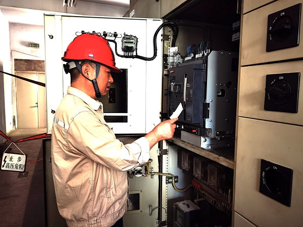 近日，計控電儀部成立以部長王文波為組長的夏季安全工作督查小組，對現(xiàn)場和機柜間的電儀設(shè)備安全運行保駕護航.jpg