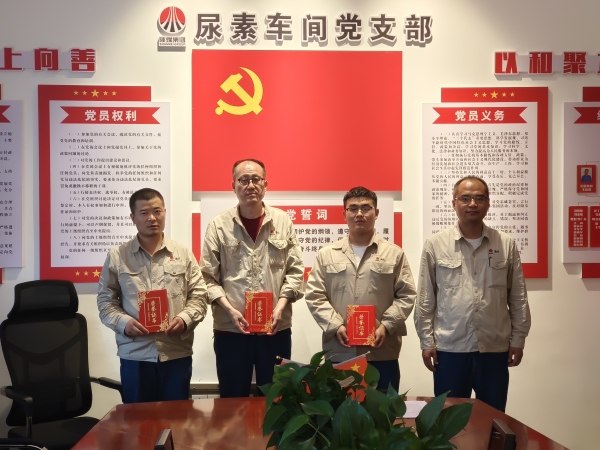 6月20，主任王濤為化工二班頒獎(jiǎng).jpg