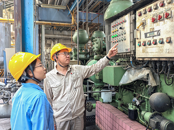 2025年6月23日，設(shè)備員對班組人員進行現(xiàn)場教學(xué).jpg