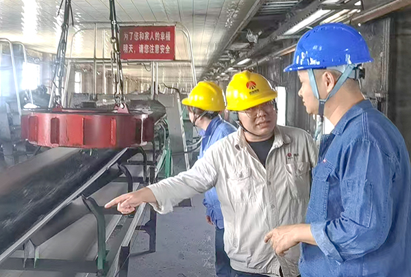 6月27日，技術(shù)員林佳峰和安技員李青就環(huán)保項(xiàng)目倉(cāng)頂全密封導(dǎo)料槽對(duì)承包商技術(shù).安全.和進(jìn)度要求.jpg