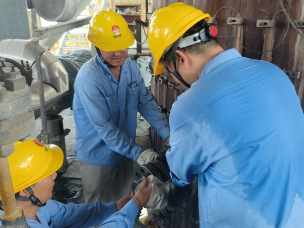 7月2日，計(jì)控電儀部三期檢修工作正式拉開序幕，儀表工正在進(jìn)行氣化樓檢修任務(wù).jpg