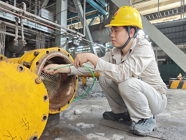 7月6日，動力車間三期現(xiàn)場，李云飛正在清理油冷器.jpg