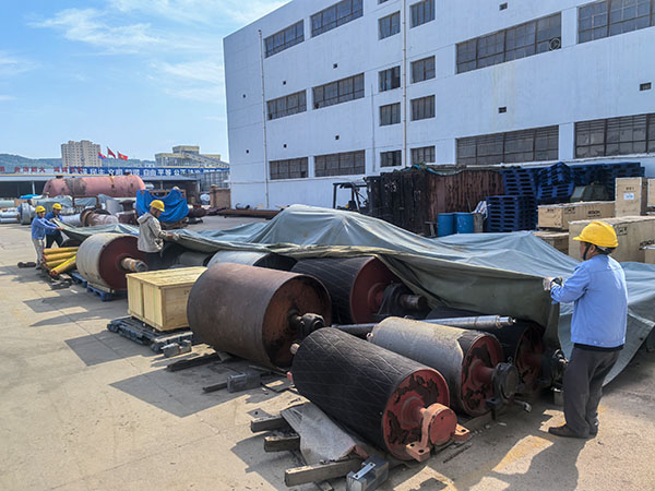 現(xiàn)場人員開展設備覆蓋防水布工作.jpg
