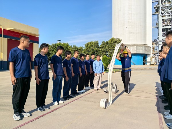 消防隊(duì)新隊(duì)員水帶連接.jpg