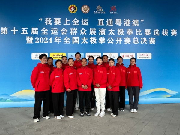 苑寶劍和隊(duì)友在全運(yùn)會(huì)賽場合影留念（后排左一為苑寶劍）.jpg