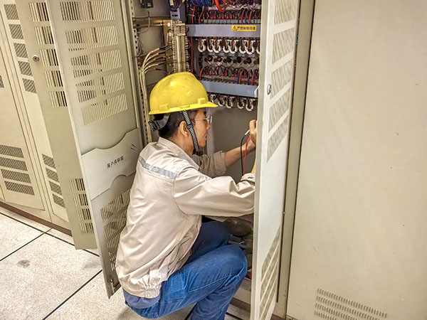 8月20日，電氣人員李強正在排查故障.jpg