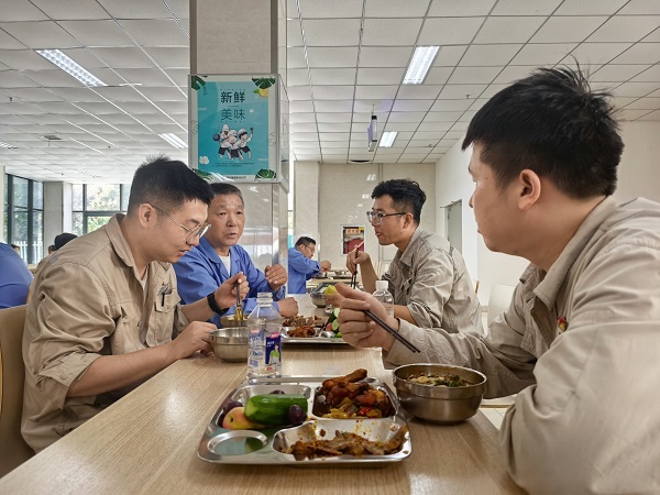 8.24 后勤服務(wù)暖人心 同心護(hù)航中修行——彬州公司綜合辦全力保障中修工作側(cè)記 附圖3.jpg