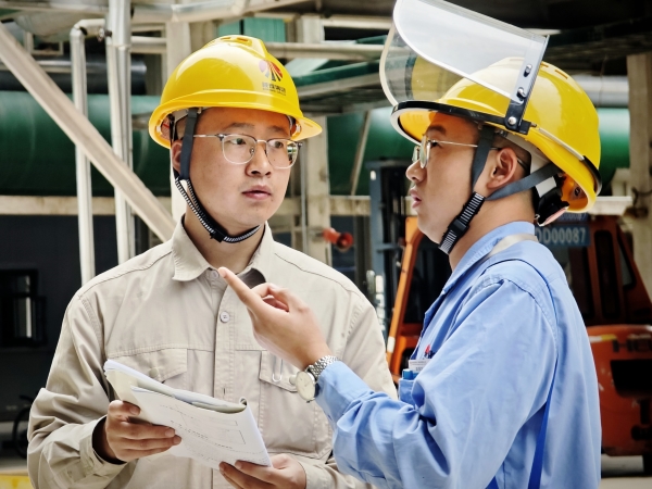 彬州公司2025年中修，職工給新職工講解工藝流程.jpg