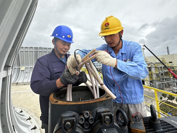 電氣檢修工劉沖測量接線絕緣.jpg