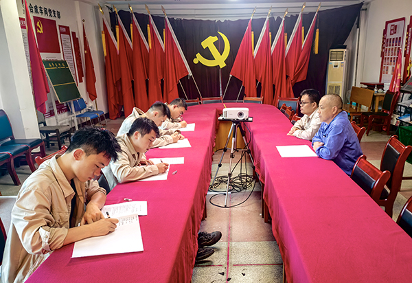 8月29日，合成車間對新來員工進行轉(zhuǎn)正考試2.jpg