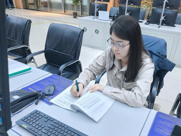 2025年彬州公司中修，女職工認(rèn)真記錄數(shù)據(jù).jpg